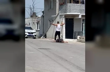 Kocaeli’de 5 çocuk annesi kadın eşi tarafından sokakta defalarca bıçaklandı 