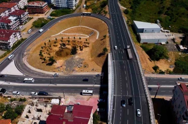 Kocaeli’de 6 ayda tamamlanan köprülü kavşakta ilk sürüş TOGG ile yapıldı 