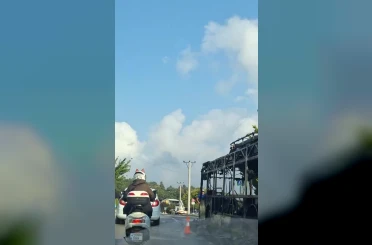 Kocaeli’de belediye otobüsü alev alev yandı 