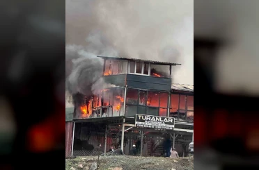 Kocaeli’de çıkan yangında 2 katlı konteyner küle döndü 