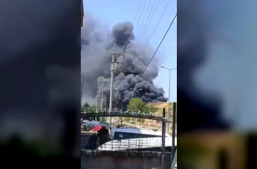 Kocaeli’de iş yerinde çıkan yangına müdahale ediliyor 