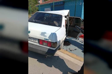 Kocaeli’de kaldırıma çarpan otomobilin sürücüsü yaralandı 