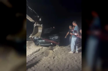 Kocaeli’de kontrolden çıkan otomobil denize uçtu 