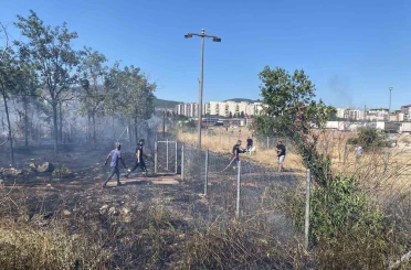 Kocaeli’de saman yüklü tırın römorkunda çıkan yangın mahalleyi sardı 