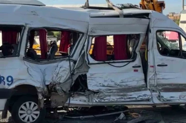 Kocaeli’de tır ile çarpışan servis aracındaki 8 yaralıdan 1’i hayatını kaybetti 