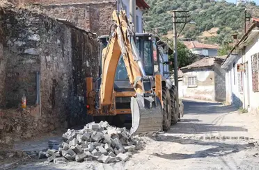 Koçarlı’da yol yenileme çalışmaları sürüyor
