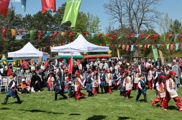 Kocasinan’da bayram havasında geleneksel değerlerle renklenen çocuk şenliği 