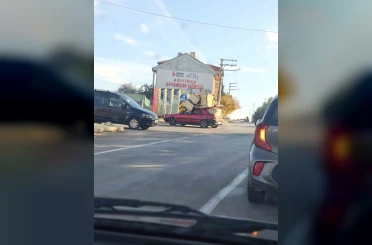 Koltuk takımını otomobiline yükleyen sürücü trafiği tehlikeye düşürdü 