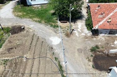 Komşunun kurduğu çitlerden dolayı evine gidecek yol kalmadığını iddia etti