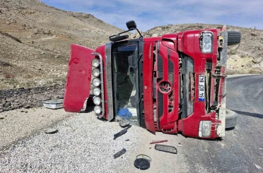 Kömür yüklü tır devrildi 1 kişi yaralandı 