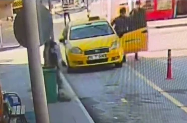 Kontak anahtarı üzerinde bırakılan taksiyi alıp kaçmaya çalıştı, köşeyi dönemeden yakalandı 