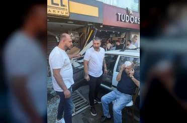 Kontrol çıkan otomobil iki iş yerine çarptı: 1 yaralı 