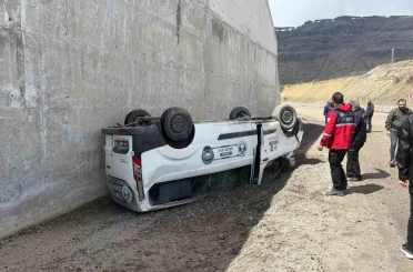 Kontrolde çıkan hafif ticari araç devrildi: 1 yaralı 