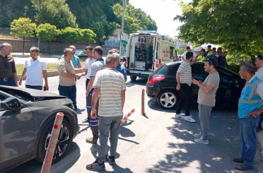 Kontrolden çıkan araç 3 otomobile çarpıp cami bahçesine girdi 