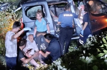 Kontrolden çıkan araç şarampole yuvarlandı: 2 yaralı 