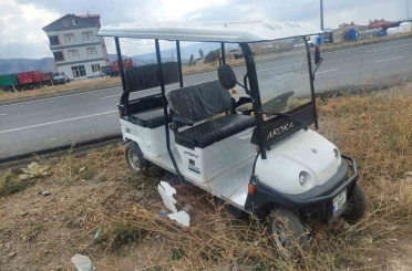Kontrolden çıkan golf aracı yol kenarına savruldu, sürücü yaralandı 