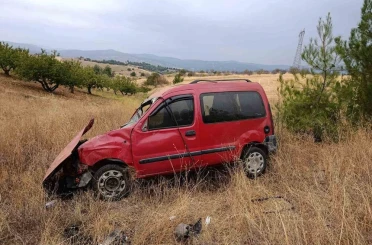 Kontrolden çıkan hafif ticari araç tarlaya uçarken, sürücüsü yaralandı 