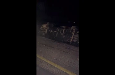 Kontrolden çıkan kamyon elektrik direğine çarparak devrildi, mahalle karanlığa büründü 