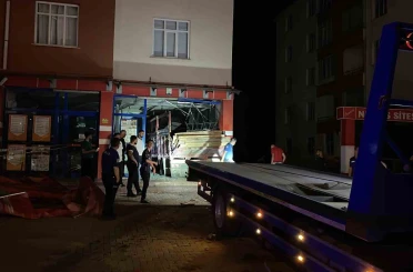 Kontrolden çıkan kamyon markete girdi: 1 ağır yaralı