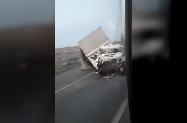 Kontrolden çıkan kamyon refüje çarptı: 1 yaralı