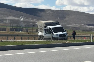 Kontrolden çıkan kamyonet bariyerlere çarptı: 1 yaralı
