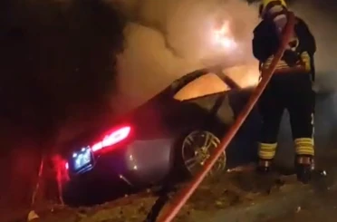 Kontrolden çıkan lüks araç ağaçlara çarparak alev alev yandı 