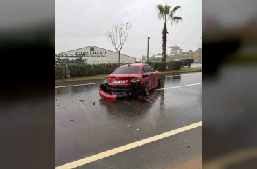 Kontrolden çıkan lüks otomobil refüje çarptı: 1 yaralı 