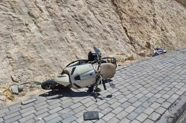 Kontrolden çıkan motosiklet devrildi: 1 yaralı 