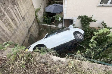 Kontrolden çıkan otomobil 5 metrelik yükseklikten uçtu: 2 kişinin burnu bile kanamadı, 1 yaralı 