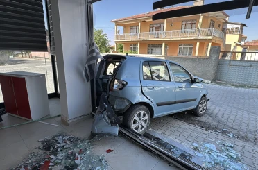 Kontrolden çıkan otomobil araçlara ve iş yerine zarar verdi