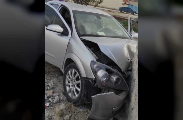Kontrolden çıkan otomobil avlu duvarına çarptı: 4 yaralı 