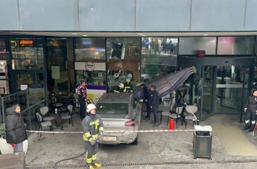 Kontrolden çıkan otomobil AVM’deki kafeye girdi: 1 yaralı 