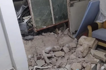 Kontrolden çıkan otomobil bahçe duvarını yıkarak eve çarptı: 1 yaralı 