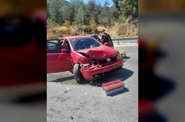 Kontrolden çıkan otomobil bariyerlere çarparken, 1 kişi yaralandı 