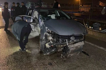 Kontrolden çıkan otomobil bariyerlere çarptı: 2 yaralı 