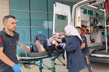 Kontrolden çıkan otomobil demir bahçe kapısına çarptı: 2’si çocuk 4 kişi yaralandı 