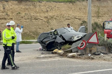 Kontrolden çıkan otomobil direğe çarptı: 1 ölü, 3 yaralı 