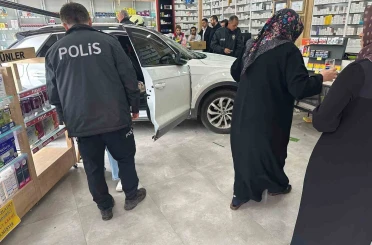 Kontrolden çıkan otomobil eczaneye daldı: 1 yaralı 