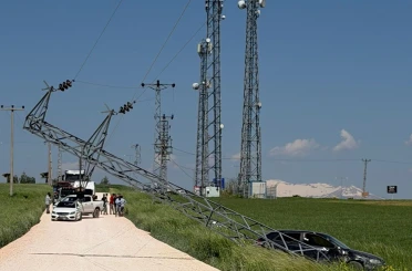 Kontrolden çıkan otomobil elektrik direğine çarparak durabildi 