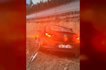 Kontrolden çıkan otomobil inşaata uçtu: 2 yaralı 