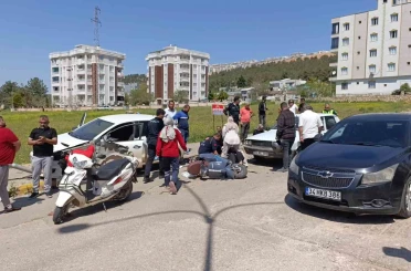 Kontrolden çıkan otomobil ışıklarda bekleyen araçlara çarptı: 3 yaralı 