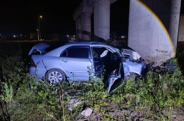 Kontrolden çıkan otomobil köprü ayağına çarparak durdu: 2 yaralı 