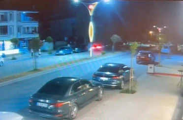 Kontrolden çıkan otomobil park halindeki araçlara çarptı: O anlar kamerada 
