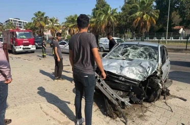 Kontrolden çıkan otomobil refüjdeki bariyerlere çarptı: 1 yaralı 