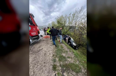Kontrolden çıkan otomobil şarampole savruldu: 2 yaralı 