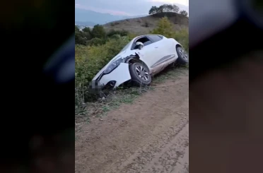 Kontrolden çıkan otomobil uçurumun eşiğinde durdu 