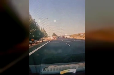 Kontrolden çıkan otomobilin bariyerlere çarpma anı görüntülendi 