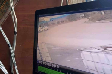 Kontrolden çıkan otomobilin çarptığı tırın deposu patladı 