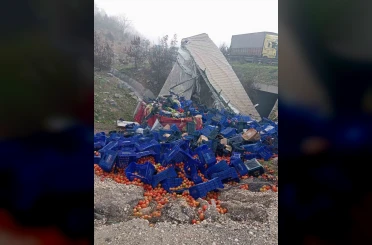 Kontrolden çıkan sebze yüklü tır devrildi: 1 yaralı 