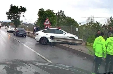 Kontrolden çıkan Tesla bariyere saplandı 
